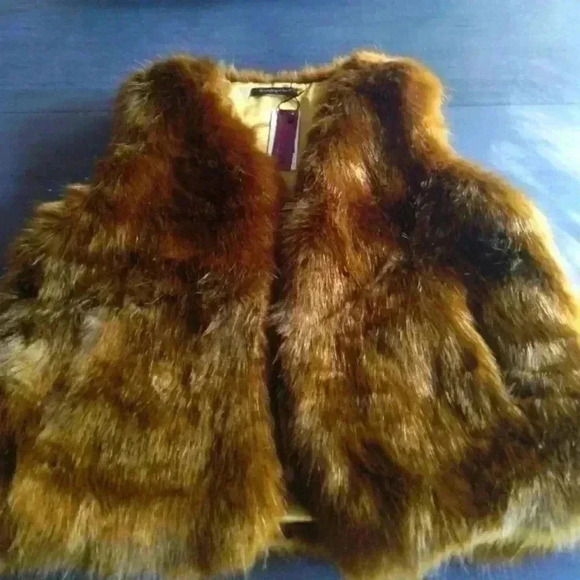 Do Everything In Love Faux Fur Vest NWT - Picture 1 of 4